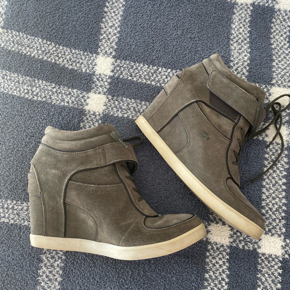 Lacoste Heals-Size 9